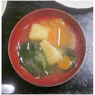 にんじん・生わかめ・油揚げの味噌汁